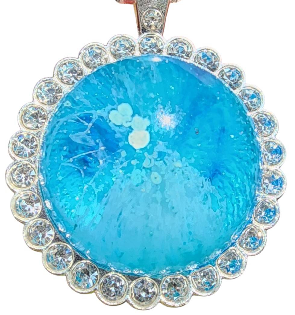Pendentif cabochon bleu turquoise effet lagon entouré de strass