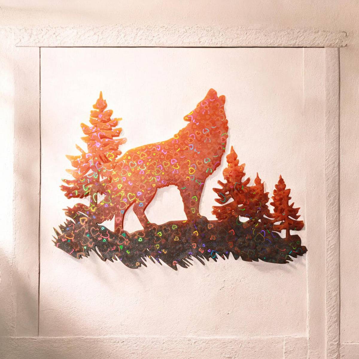 Loup hurlant dans la forêt