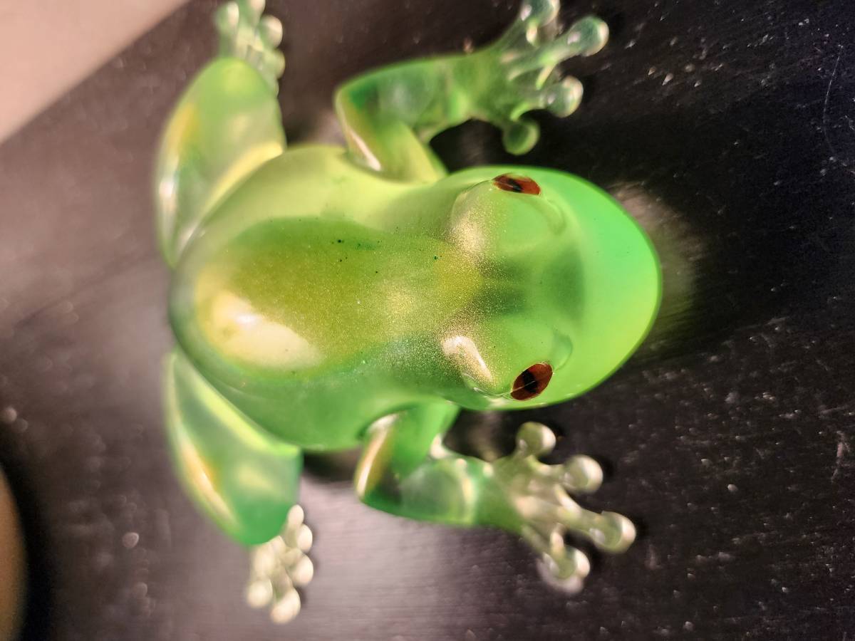 Grenouille phosphorescente en résine