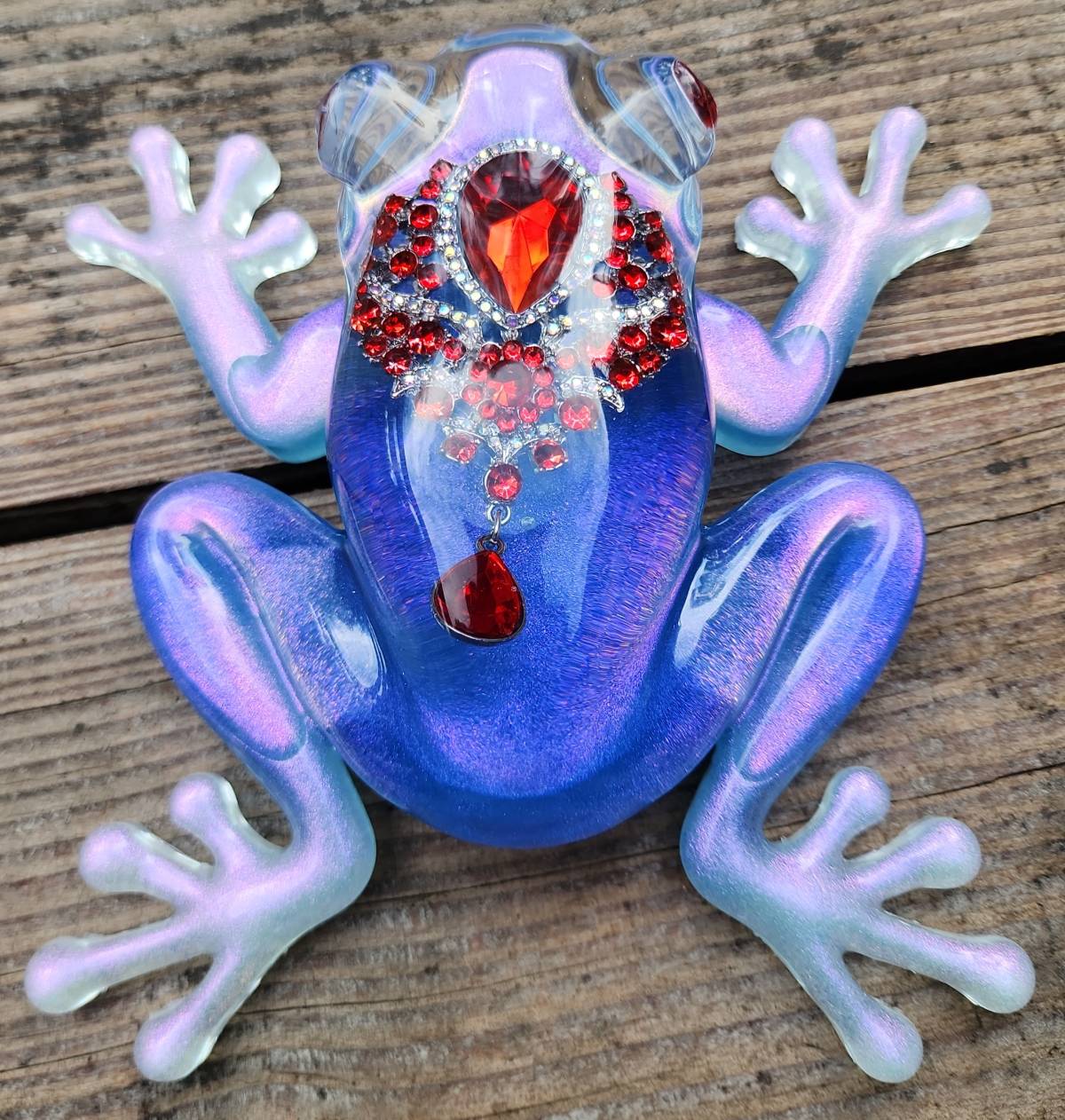 Grenouille fantaisie en résine irisée avec strass rouges – création artisanale