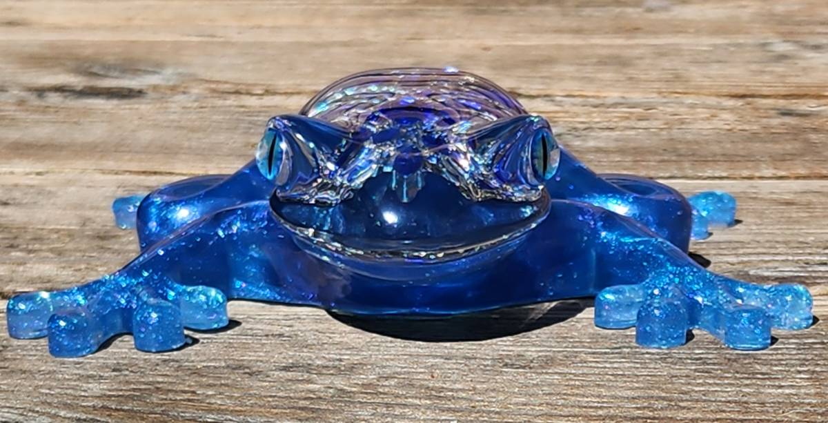 Grenouille décorative artisanale bleu lagon – résine nacrée et cristal bleu