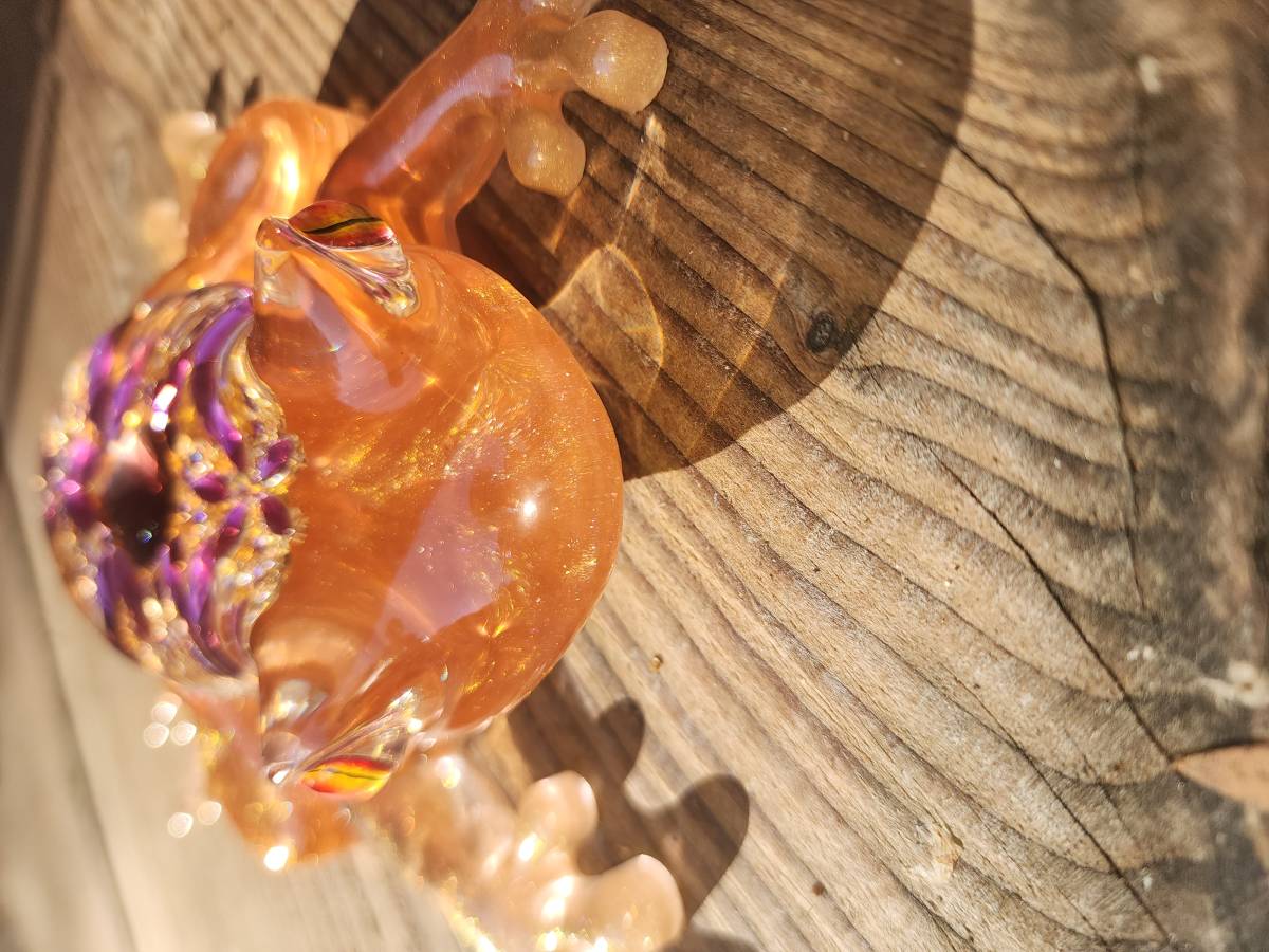 Grenouille féerique en résine ambré avec strass violets 