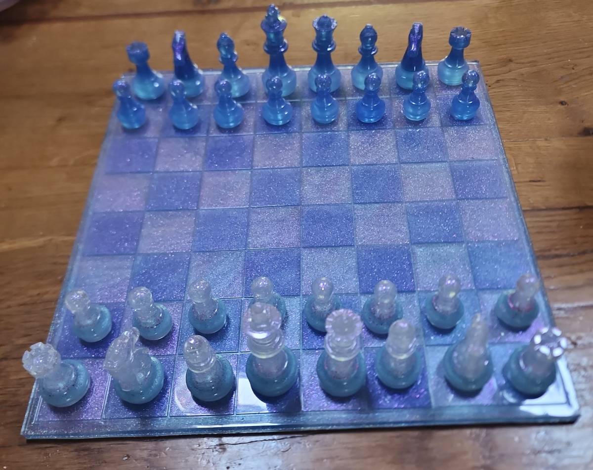Échiquier complet en résine nacrée bleu glacier Création artisanale